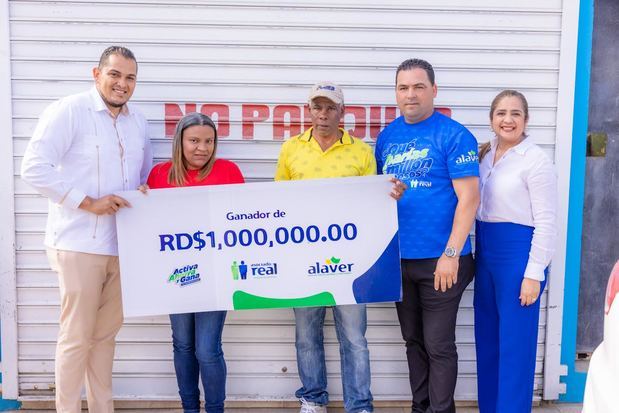 Waldy Abreu, Nerys y Bolivar Duran, Francisco Inoa e Irlonca Tavarez entrega de premio Constanza.