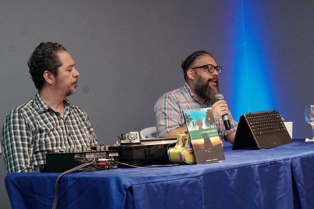 El investigador musical Manuel Betances y el escritor Luis Reynaldo Pérez, durante el desarrollo de uno de los conversatorios Libros que Suenan, ofrecidos en el Centro Cultura Banreservas.
