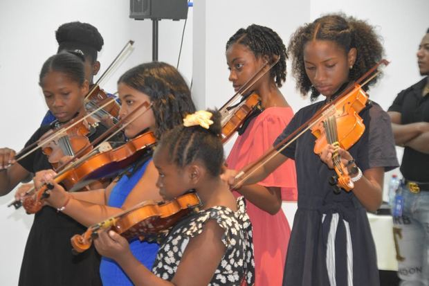 Niñas de Nigua que integraron el grupo de cámara que interpretó con violín y violonchelos, tres piezas para inaugurar el Homenaje a las Creadoras y sus Creaciones.