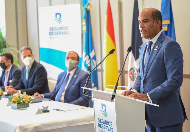 Víctor Rojas, vicepresidente de Seguros Reservas, habla durante la firma del convenio con la Escuela Internacional de Seguros y Finanzas de España, efectuada en el Hotel VP Plaza, en Madrid.