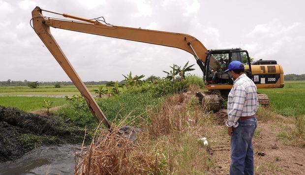 El director del INDRHI, Olmedo Caba, inspecciona los trabajos de drenaje en Caño El Jobo, del municipio de Arenoso.