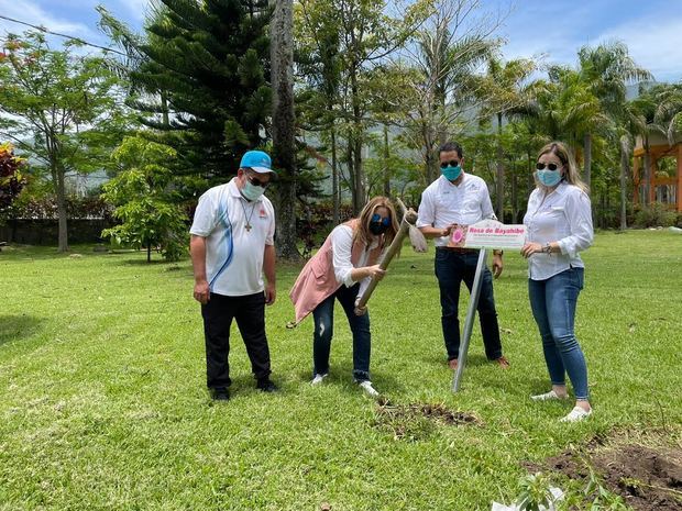 Fondo MARENA y Sector Escuela Salesiana inician jornada de reconocimiento y siembra de la rosa de Bayahíbe.