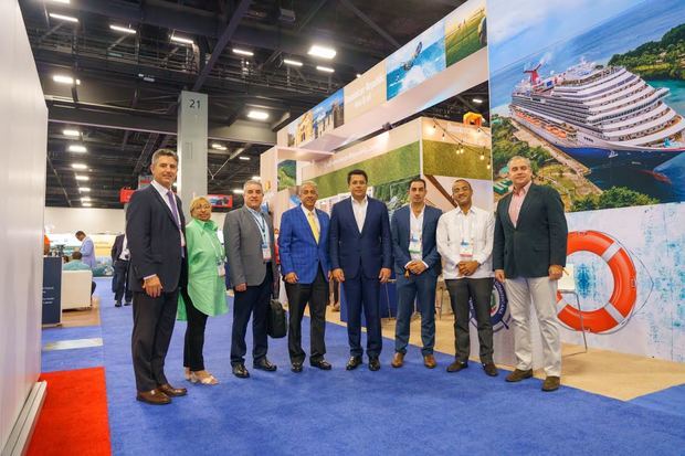 Pie de foto: El ministro de Turismo, David Collado, junto a los operadores de puertos de República Dominicana y el cónsul dominicano en Miami en la apertura de la feria que realiza la Florida Caribbean Cruise Association.