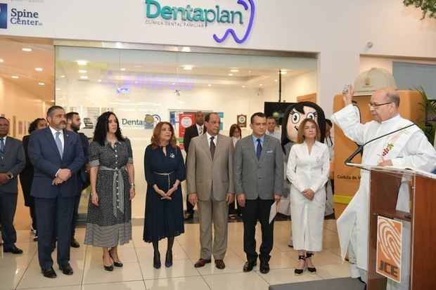 Momento de la bendición en el acto de inauguración donde asistieron el pleno y autoridades. 