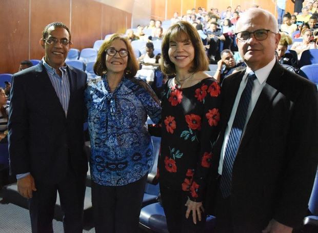 El viceministro Cayo Claudio Espinal y e Basilio Nova, director del CCNG, junto a las hijas del fenecido teatrista Emilio Aparicio.