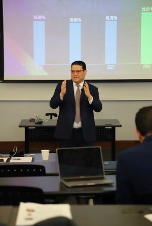 Eduardo Sanz Lovatón durante su participación en en la George Washington University.