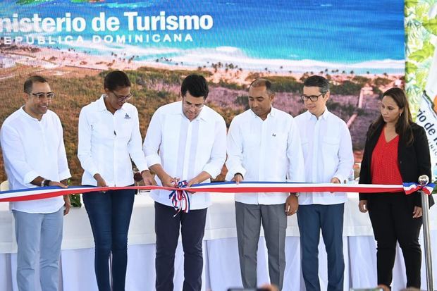  El ministro de Turismo, David Collado, inauguró la reconstrucción de la vía de acceso y estacionamiento de vehículos en la Playa Macao.