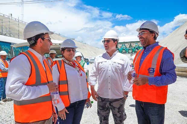 Olmedo Caba conversa sobre el proyecto con directivos del BCIE durante el recorrido. 