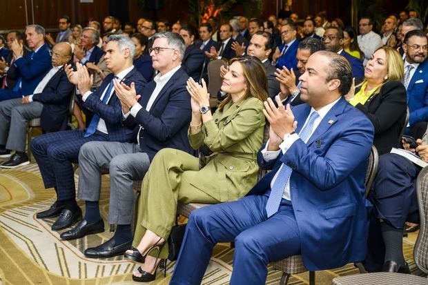 El administrador general de Banreservas, Samuel Pereyra, y su esposa Noelia García de Pereyra, como parte del público durante la conferencia dictada por el economista Moisés Naim.
