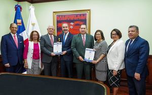  INESDYC entrega informe de autoevaluación al MESCyT.
