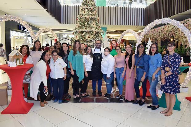 Luisa Feliz junto a pasteleros e instituciones participantes