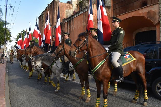 La caballería rinde tributo a Juan Pablo Duarte.