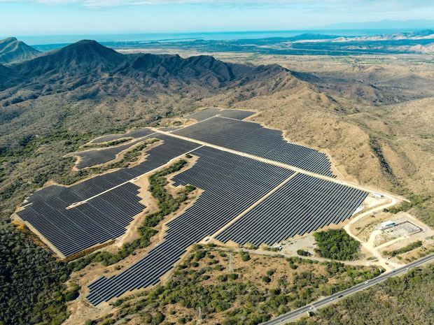 Parque solar de AES Dominicana fuente de la energía suministra al complejo Torre Popular.