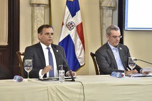 El ministro de Hacienda, Jochi Vicente junto al Presidente Abinader.