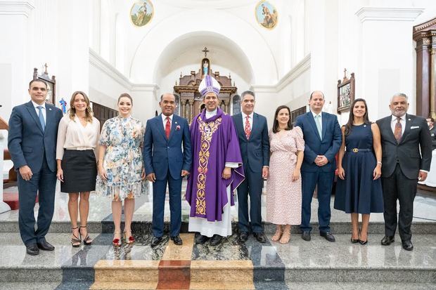 Los ejecutivos de Seguros Reservas celebraron con una misa de acción de gracias en la Catedral Santiago Apóstol, su XX aniversario.