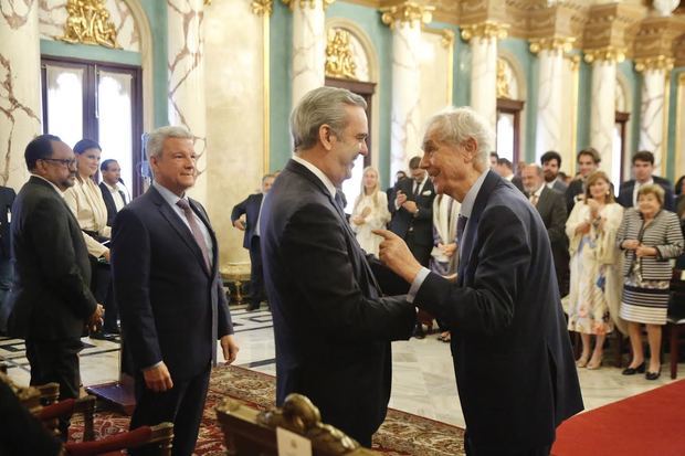 Gabriel Escaper Juliá junto a Luis Abider en otro momento de la premiación Medalla del Mérito Duarte, Sánchez y Mella.