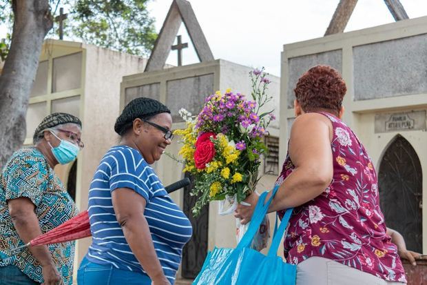 Cementerios de la capital completamente remozados; alcaldesa realiza recorrido por Día de las Madres