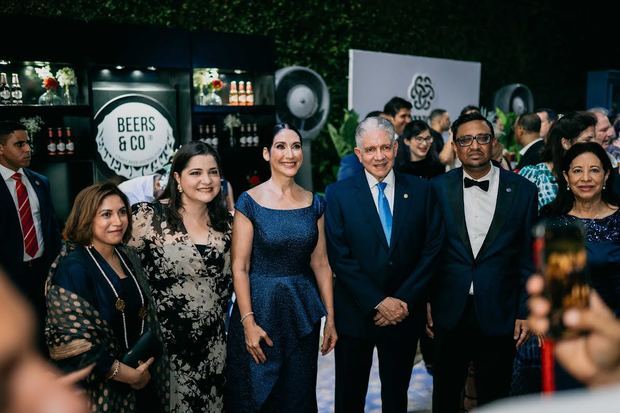 La Sra. Sajeda Qureshi, esposa del Embajador,   Hortensia Pérez, la primera  dama, Raquel Arbaje, Eduardo Estrella, y el Embajador Mockbul Ali OBE.