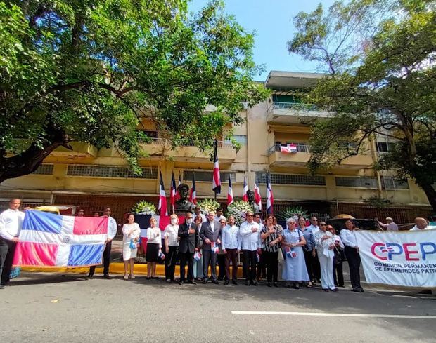 Presidente de Efemérides Patrias y representantes de la Fundación Hermanos de la Maza y Fundación Héroes del 30 de Mayo, en el acto de recordación a los héroes.