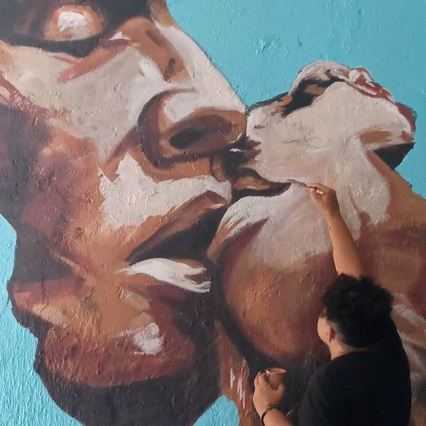 Lidisset Reyes Banks cuando realizada el icónico mural El Beso, en La Romana y que finalizado se ha convertido en parada obligada de los novios.
