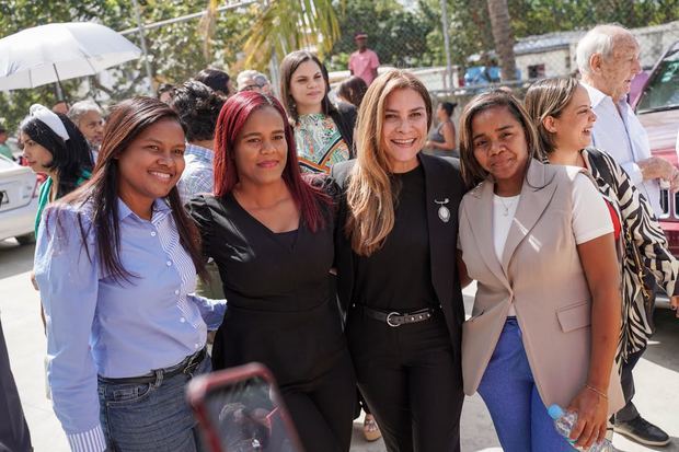 Carolina Mejía en el centro compartiendo con asistentes al acuerdo de cooperación. 