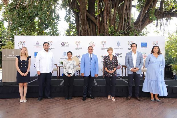 Panelistas junto al Viceministro de Fomento a las Mipymes y la Embajadora del Reino de Bélgica en RD