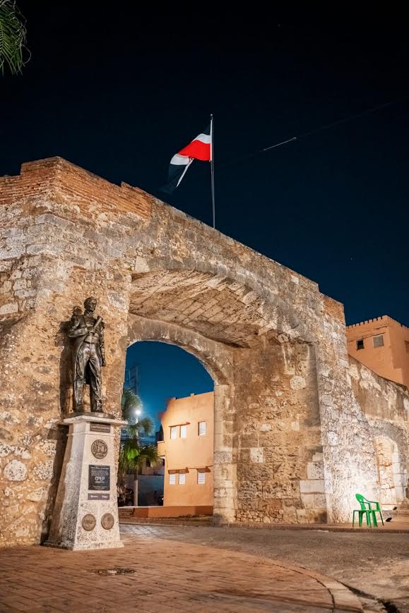 ADN y Banreservas entregan remozados la Puerta de la Misericordia y el Monumento a la Independencia Financiera