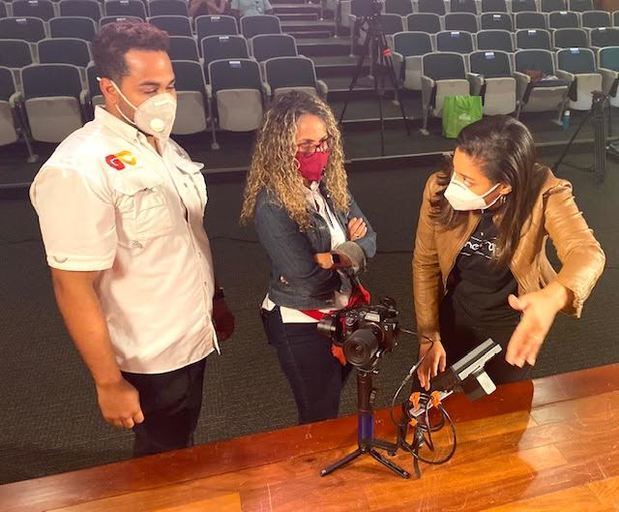 En el centro, Zinayda Rodríguez en el proceso de grabación del documental “Presidentes dominicanos”.