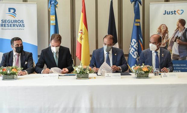 Javier García Bernal y Alberto Hoyos Moliner, de la Escuela Internacional de Seguros y Finanzas de España, junto a Samuel Pereyra, administrador general de Banreservas, y Víctor Rojas, vicepresidente de Seguros Reservas, durante la firma del convenio con esa entidad.