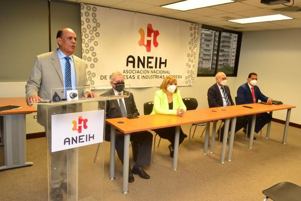 La directiva de ANEIH, de izquierda a derecha: Euri Andujar; Romy Grullon; Noel Ureña; Angelo Viro y David Mosquea.