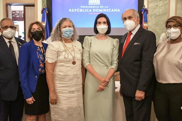 José Antonio Matos, Nurys Presbot, Luz María García, Raquel Arbaje, José  García  Ramírez y Luz del Alba Jiménez.