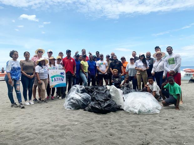 Movimiento Sur Clean realiza primera limpieza clasificada de playas con intervención dentro del agua