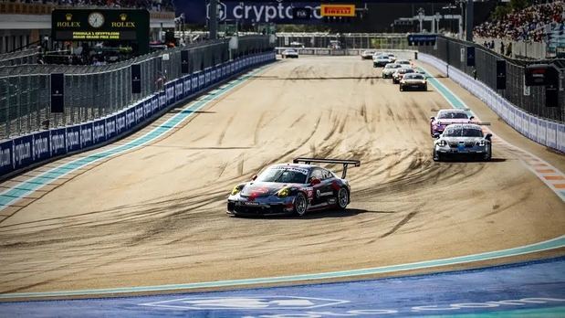 Doble victoria para el dominicano Jimmy Llibre en la Porsche Sprint Challenge en Miami.