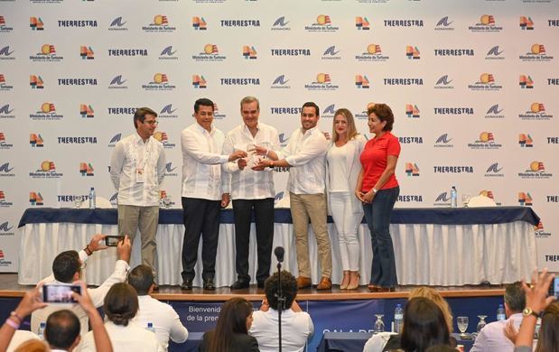 El presidente de la República junto al ministro de Turismo, dan apertura oficial al DATE