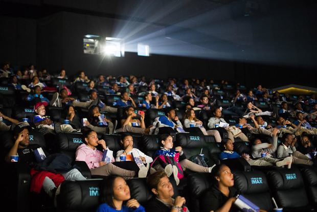 Estudiantes secundarios en Palacio del Cine Blue Mall.