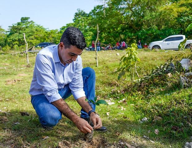 INDRHI realiza labor de reforestación en cuenca del rí­o Yuna