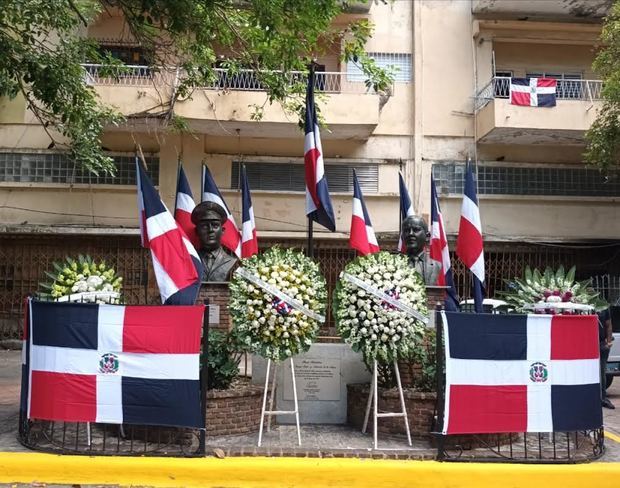 Los bustos de Antonio de la Maza y Juan Tomás Díaz, con las ofrendas florales