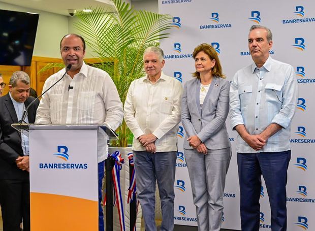 El administrador general de Banreservas, Samuel Pereyra, explica que esa entidad financiera continúa su plan de expansión para facilitar las transacciones de sus clientes y para seguir favoreciendo a los sectores productivos, durante un acto encabezado por el presidente de la República, Luis Abinader; presidente del senado, Eduardo Estrella; la vicepresidenta de la República, Raquel Peña, y la gobernadora de Santiago, Rosa Santos.
