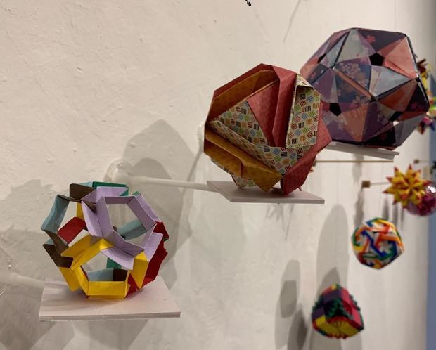 Las figuras de Origami expresan desde la sencillez del papel, una inspiración a lo simple, al darle valor a lo que se piensa que no lo tiene.