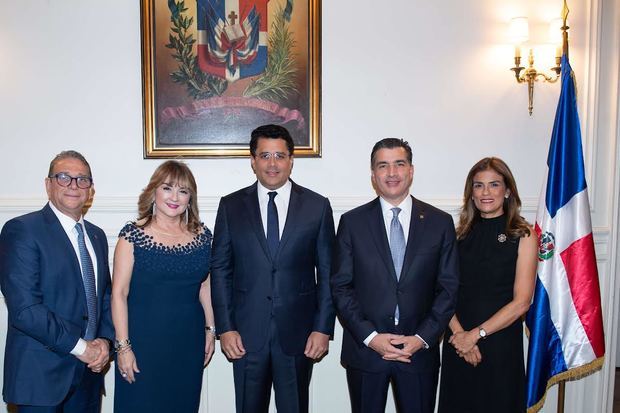 José Hernández Caamaño, Antonia Antón de Hernández, David Collado, Christopher Paniagua y Sandra Bisonó de Paniagua.