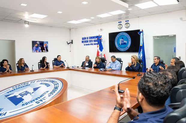 La señora Antonia Antón de Hernández, vicepresidenta ejecutiva senior de Gestión Humana, Transformación Cultural, Administración de Crédito y Cumplimiento del Banco Popular, subrayó que el propósito de este aporte es “estar aún más presentes” para ayudar a los ciudadanos “que están pasando por alguna necesidad”.