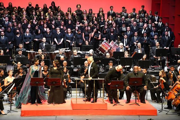 Maestro José Antonio Molina acompañado de Natalie Peña Comas y Glenmer Pérez, dos estrellas del canto lírico dominicano