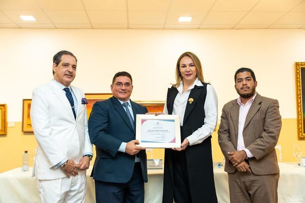 Ramón Pastor De Moya, Welnel Darío Féliz, Milagros Germán y Fari Rosario durante la entrega del premio