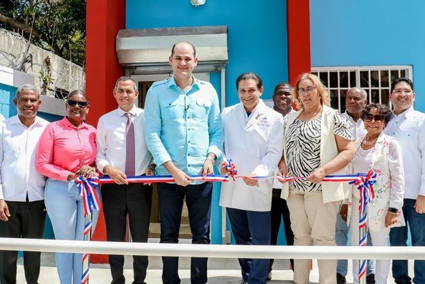 El Ministro de Salud Pública, Daniel Rivera, y el director general del Programa de Medicamentos Esenciales y Central de Apoyo Logístico (PROMESE/CAL), Adolfo Pérez, encabezaron este viernes el acto de apertura de dos nuevas Farmacias del Pueblo.