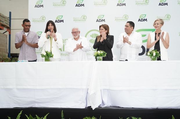 Antonio Ledesma, Julina Staffeld, Padre Domingo Legua, Carolina Mejia, Fernando Mena y Aurora Adames.