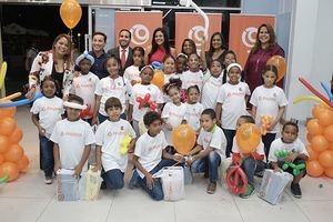 Representantes de Payless y niños de la fundación Aprender y Crecer.