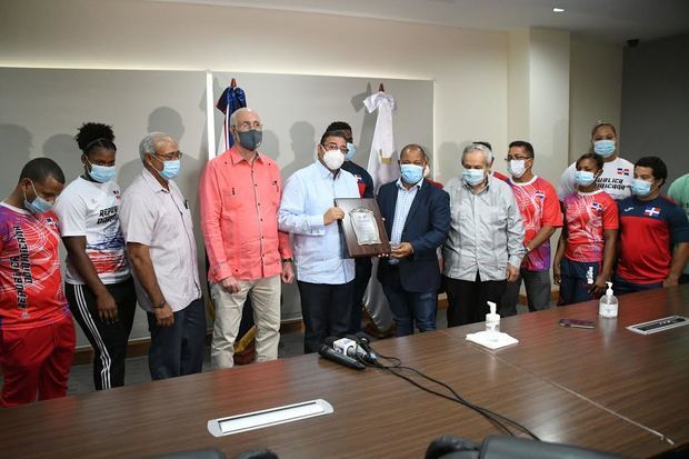 Antonio Acosta presente durante entrega de reconocimiento a Francisco Camacho de la mano de William Ozuna. Figuran en la foto Beatriz Pirón, Luis García, Zacarías Bonnat, Crismery Santana y Verónica Saladín, así como Bolívar Vargas, Olivo Toribio, Maritza Ortiz, Héctor Domínguez, Moreno Martínez y Leonardo Silva. 