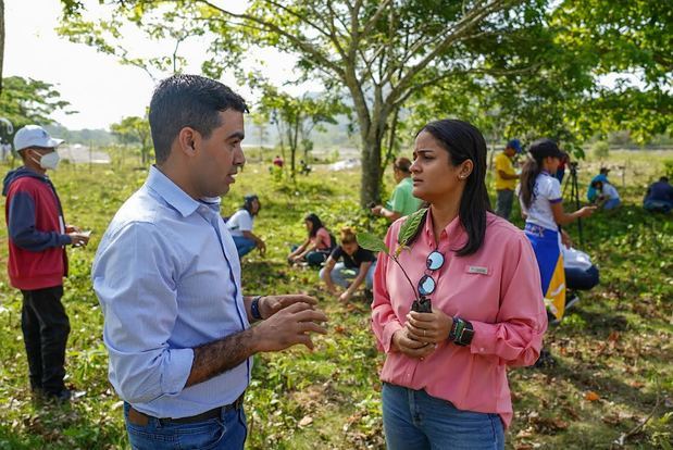 Juan Fulvio Ureña, asesor medioambiental del INDRHI, explica al equipo los beneficios de la labor. 