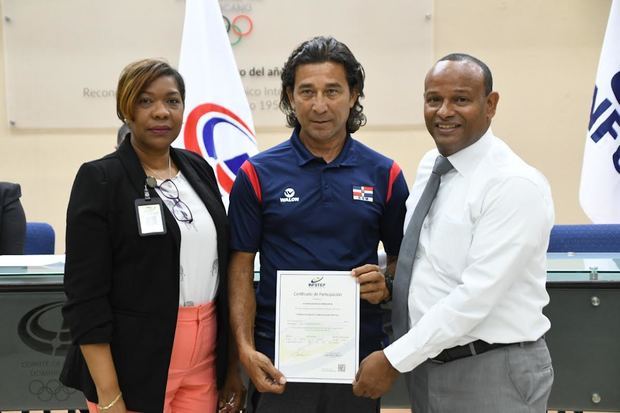 Gilberto García y Aracelis González, entregan certificado a Alfonso González, entrenador de la selección de triatlón en el curso “Comunicación efectiva y trabajo en equipo”.