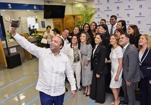 El administrador general de Banco de Reservas, Samuel Pereyra, se toma una “selfie” con los colaboradores que trabajan en la recién inaugurada oficina El Dorado, en Santiago de los Caballeros. 